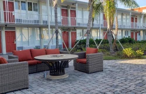 June Park Casa | Prime Location! 3 Comfortable Units, Free Parking, Near Melbourne Greyhound Park