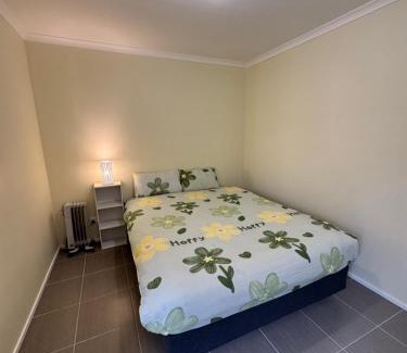 St. Albans Apartamento | Prime location bedroom