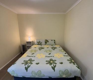 St. Albans Apartamento | Prime location bedroom