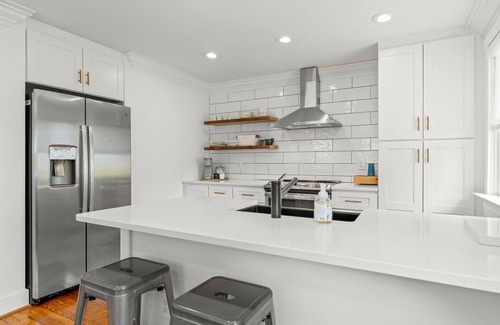 High Point Casa | Prime Location, Fast WiFi, & Modern Charm - Close to HPU & Area Downtowns!