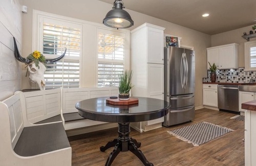 Fort Worth Cultural District Casa | Prime Location + Hot Tub | Walk to Dickies Arena
