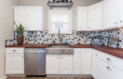 Fort Worth Cultural District Casa | Prime Location + Hot Tub | Walk to Dickies Arena