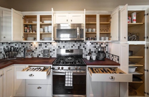 Fort Worth Cultural District Casa | Prime Location + Hot Tub | Walk to Dickies Arena