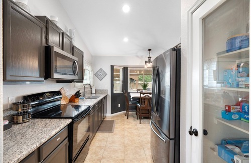 La Buena Vida Casa | Prime Location HotTub/ Pool/ Outdoor Kitchen Spring training Clean and Safe.