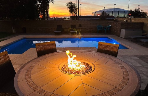 La Buena Vida Casa | Prime Location HotTub/ Pool/ Outdoor Kitchen Spring training Clean and Safe.