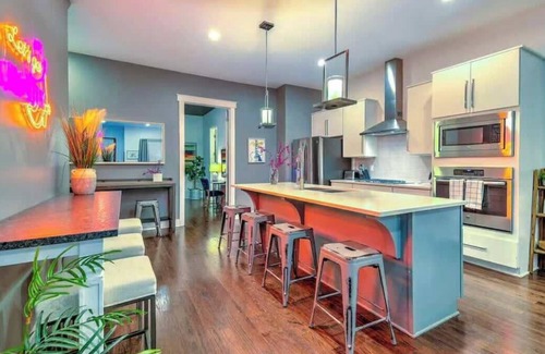 Edgehill Casa | Prime location in The Gulch,14 beds Skyline Views!