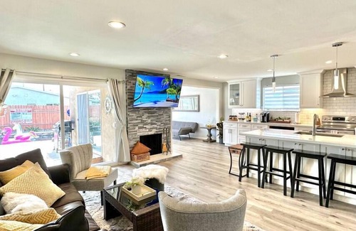 North Clairemont Casa | Prime Location: Lux 4BR w Pool/Spa/Cabana/Firepit