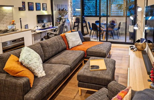 Richmond North Apartamento | Prime location, modern apartment with free onsite parking!
