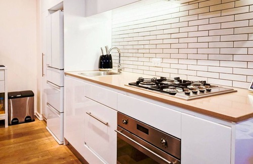 Richmond North Apartamento | Prime location, modern apartment with free onsite parking!
