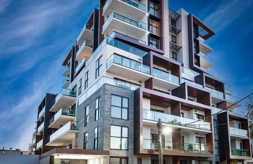 Richmond North Apartamento | Prime location, modern apartment with free onsite parking!