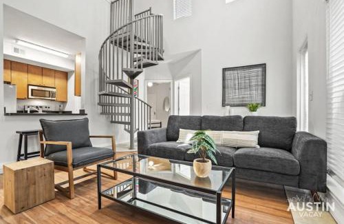 West Campus Apartamento | Prime Location Modern Comfort plus Sleeps Up to 16