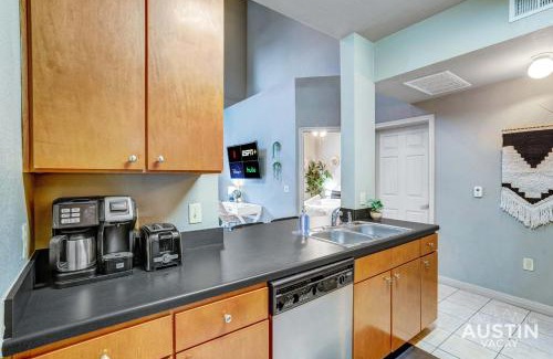West Campus Apartamento | Prime Location Modern Comfort plus Sleeps Up to 16