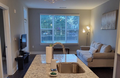 Northeast Raleigh Apartamento | Prime location near Downtown *Smart TV WIFI W/D*
