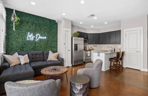 West End Condominio | Prime location near Vanderbilt, park, dining, modern comforts and free parking