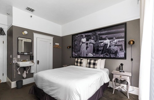 Hood River Hotel | Prime Location! On-site Restaurant, Pet-Friendly, Walk to Mt Hood Railroad