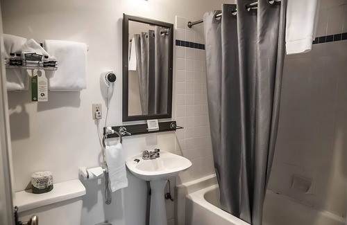 Hood River Hotel | Prime Location! On-site Restaurant, Pet-Friendly, Walk to Mt Hood Railroad