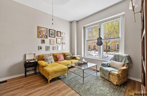 Grand Boulevard Apartamento | Prime Location Retreat 4 Bedrooms w Parking