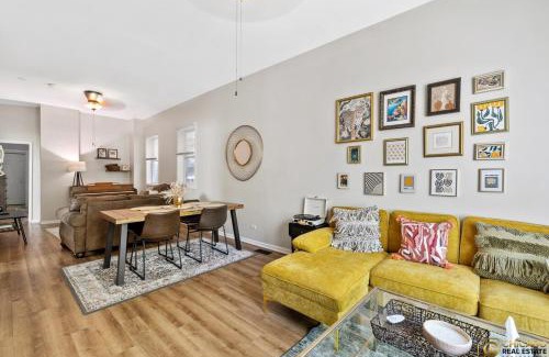 Grand Boulevard Apartamento | Prime Location Retreat 4 Bedrooms w Parking