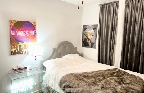 Grand Boulevard Apartamento | Prime Location Retreat 4 Bedrooms w Parking