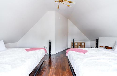 Italian Village Casa | Prime Location Top Rated Clean Parking Free!