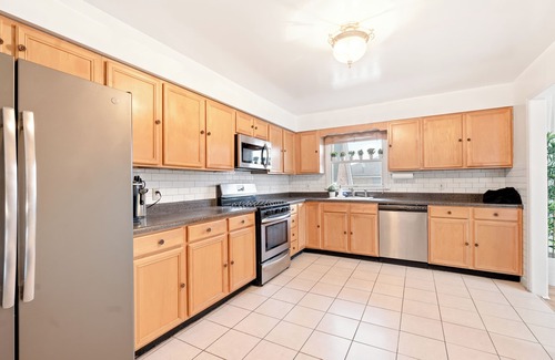 Southeast Yonkers Casa | Prime Luxury NYC ft Balcony+Gameroom+Free Parking!