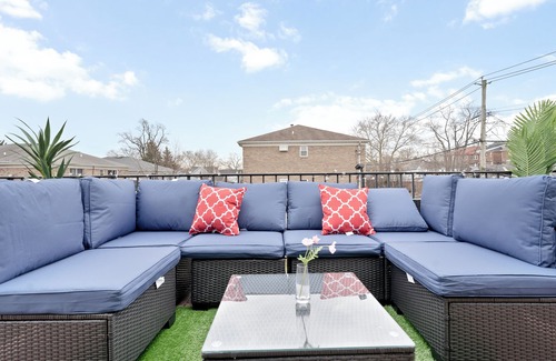 Southeast Yonkers Casa | Prime Luxury NYC ft Balcony+Gameroom+Free Parking!