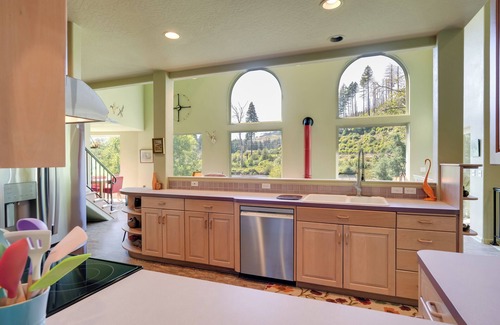 Marcola Casa | Prime McKenzie River Gem: Sunroom + Views!