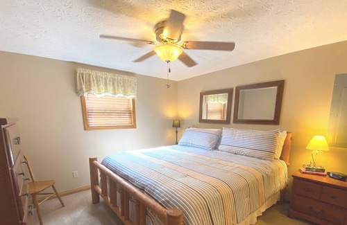 Flat Hollow Marina Cabina | Prime Norris Lakefront Cabin, Covered Dock, Hot tub, Firepit, 5 bed, 3.5 bath