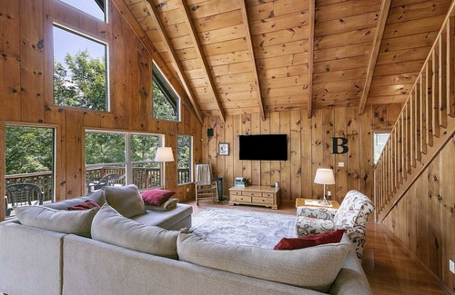 Flat Hollow Marina Cabina | Prime Norris Lakefront Cabin, Covered Dock, Hot tub, Firepit, 5 bed, 3.5 bath