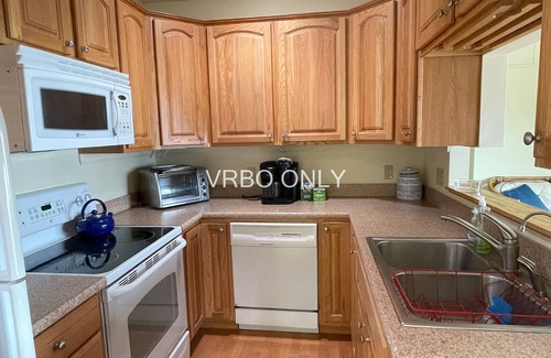 Gilford Cabaña | Excelente propiedad privada frente al mar en Winnipesaukee con amplio muelle y estacionamiento