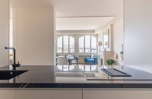 San Giovanni Apartamento | Prime Riverside Living in Florence – 5 Bedrooms, Scenic Views & Comfort