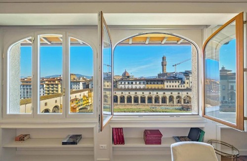 San Giovanni Apartamento | Prime Riverside Living in Florence – 5 Bedrooms, Scenic Views & Comfort