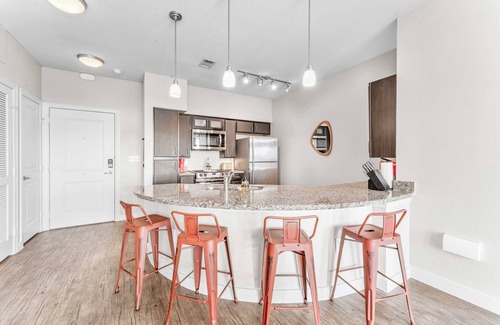 Windsor Park Apartamento | Prime SoCo 2BR King Suite w/ GymPickleballLaundry
