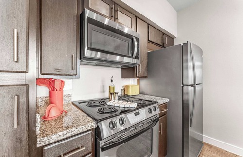 Windsor Park Apartamento | Prime SoCo 2BR King Suite w/ GymPickleballLaundry