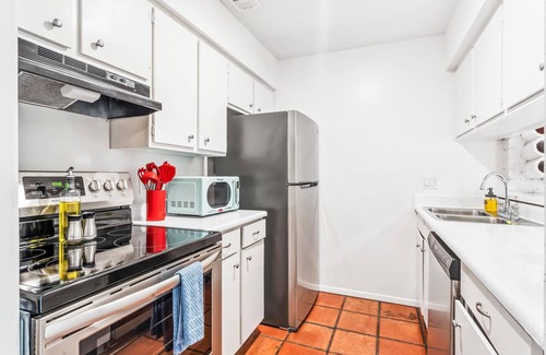 Windsor Park Apartamento | Prime SoCo charming 1BR king suite w/ pool, parking