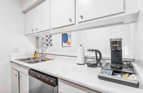 Windsor Park Apartamento | Prime SoCo charming 1BR king suite w/ pool, parking