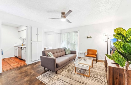 Windsor Park Apartamento | Prime SoCo charming 1BR king suite w/ pool, parking