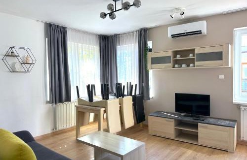 Corvin negyed Apartamento | Prime Stay - Deluxe 3 Bedroom Family Apartment with Free Parking & AC