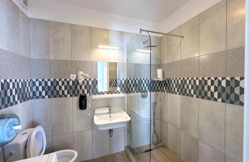 Corvin negyed Apartamento | Prime Stay - Deluxe 3 Bedroom Family Apartment with Free Parking & AC