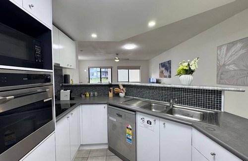 Toowong Apartamento | Prime Toowong 3BR Apt– Walk to Shops & Transport!