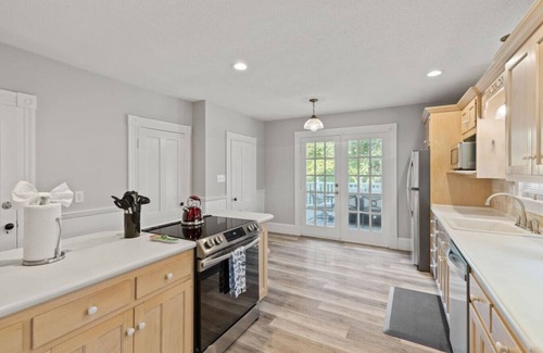 West Hartford Casa | Prime West Hartford Center Location: Historic Gem