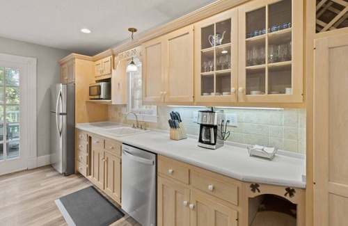 West Hartford Casa | Prime West Hartford Center Location: Historic Gem