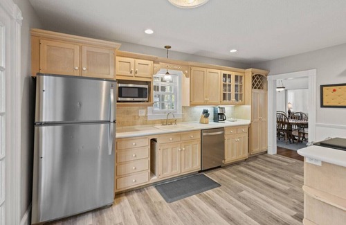 West Hartford Casa | Prime West Hartford Center Location: Historic Gem