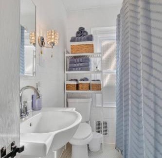 West Hartford Casa | Prime West Hartford Center- Timeless Charm