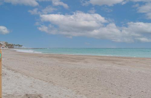 Torrenueva Apartamento | Primera linea playa, plaza garaje y piscina