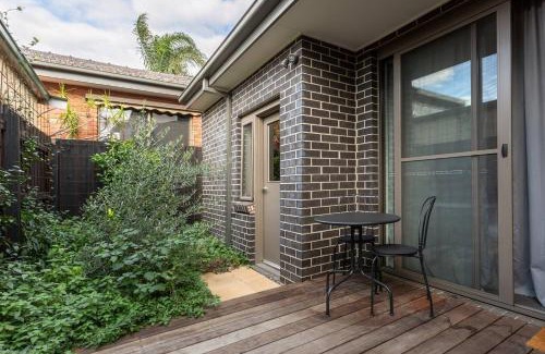 Brunswick East Casa | Primrose - Chic Mid-Century Style in Brunswick