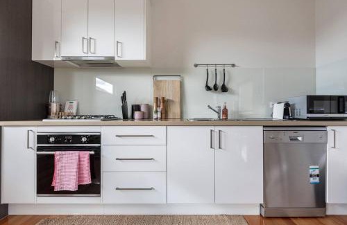 Brunswick East Casa | Primrose - Chic Mid-Century Style in Brunswick