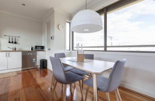 Brunswick East Casa | Primrose - Chic Mid-Century Style in Brunswick