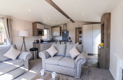 Runswick Bay Cabaña | PRIMROSE LODGE, pet friendly, country holiday cottage in Staithes