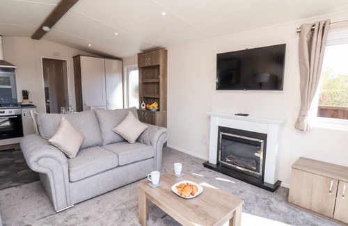 Runswick Bay Cabaña | PRIMROSE LODGE, pet friendly, country holiday cottage in Staithes